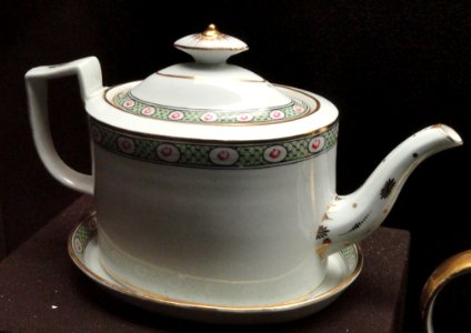 Teapot and stand, Old Oval shape, c. 1800-1805, Minton, bone china, overglaze enamels, gilding - Gardiner Museum, Toronto - DSC00773