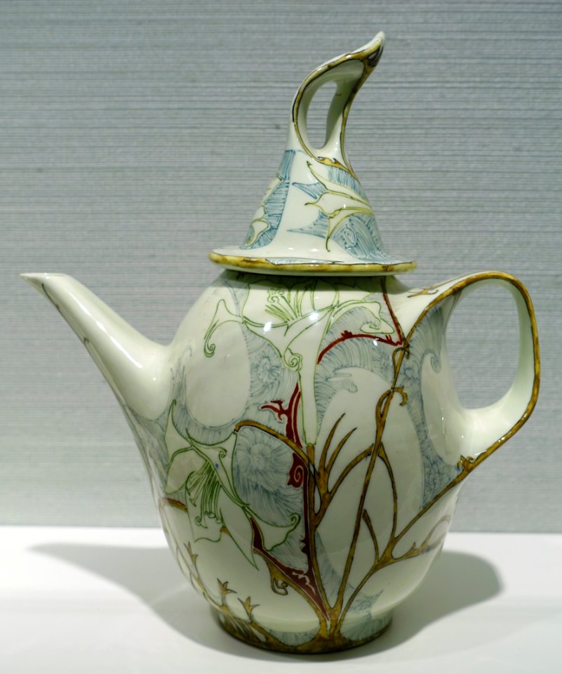Teapot by J. Jurriaan Kok (form) & J. Schellink (decoration), Haagsche Plateelbakkerij, Rozenburg, Den Haag, 1900, porcelain - Hessisches Landesmuseum Darmstadt - Darmstadt, Germany - DSC00816 (cropped)