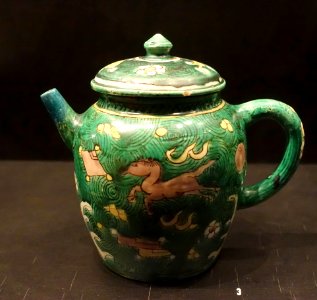 Teapot, China, Ming dynasty, 1500s AD, porcelain with enamel colors - Östasiatiska museet, Stockholm - DSC09647