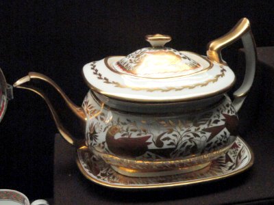 Teapot and stand, London shape, c. 1813-1816, Minton, bone china, overglaze enamels, gilding - Gardiner Museum, Toronto - DSC00789