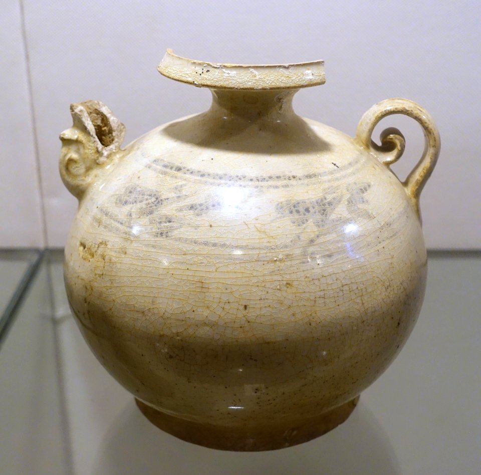 Teapot, white glaze ceramic decorated with cobalt blue patterns - Tran dynasty, 13th-14th century AD - Vietnam National Museum of Fine Arts - Hanoi, Vietnam - DSC05366