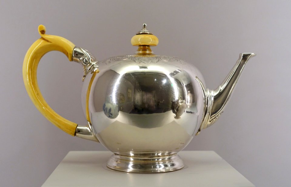 Teapot, William Paradise, British, 1725-1726, silver, ivory - Fogg Art Museum, Harvard University - DSC01324