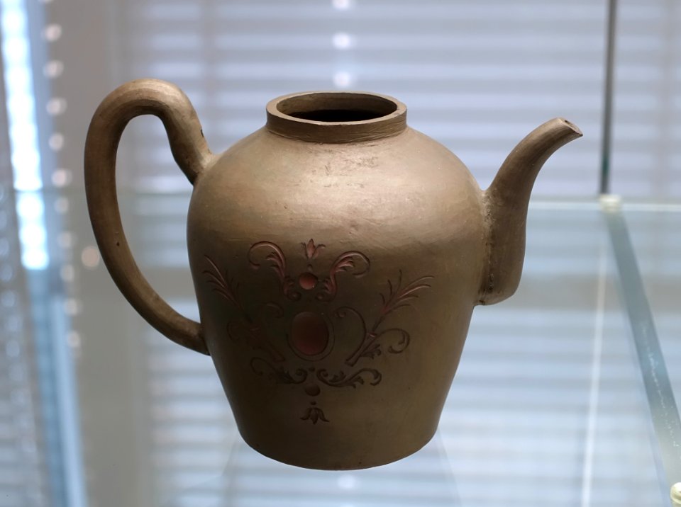 Teapot, Meissen, c. 1710-1720, black Bottger stoneware - Germanisches Nationalmuseum - Nuremberg, Germany - DSC02611