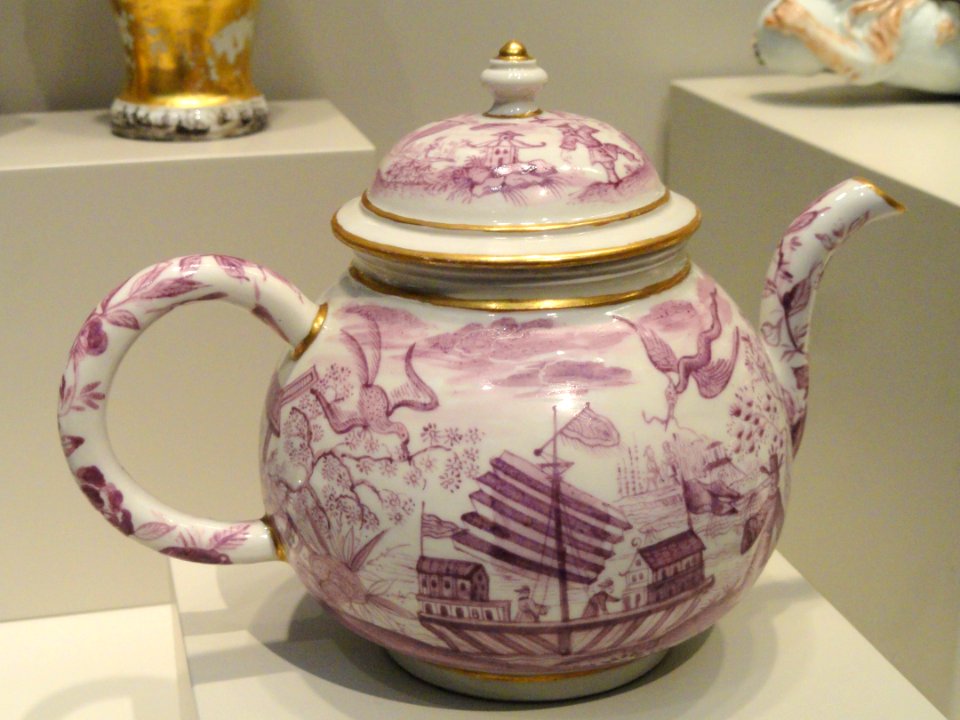 Teapot, c. 1730, Du Paquier Porcelain Manufactory, Vienna, porcelain, enamel - Art Institute of Chicago - DSC00028