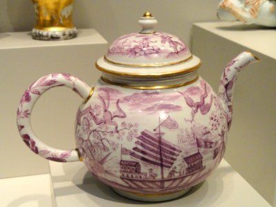 Teapot, c. 1730, Du Paquier Porcelain Manufactory, Vienna, porcelain, enamel - Art Institute of Chicago - DSC00028