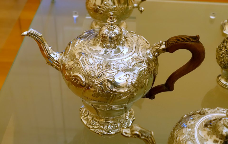 Teapot, by IRC, Porto, 1768 to c. 1784, silver, wood - Museu Nacional de Soares dos Reis - Porto, Portugal - DSC00561