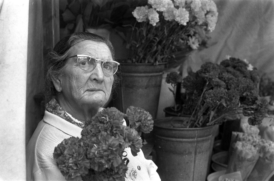 Tante Saar 60 jaar met bloemenstal op Rembrandtplein te Amsterdam, Bestanddeelnr 925-7321