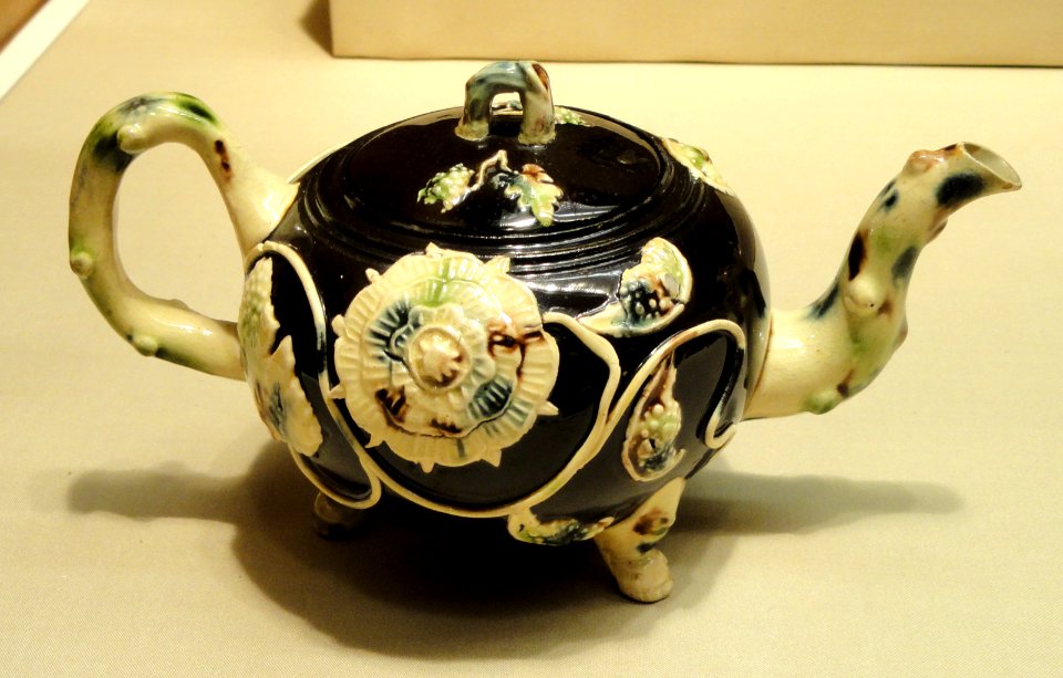 Teapot, Staffordshire, c. 1740 - Nelson-Atkins Museum of Art - DSC08745