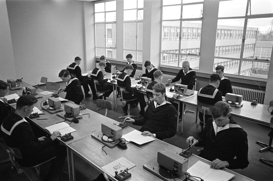 Telegrafisten aan het werk, Bestanddeelnr 919-7762