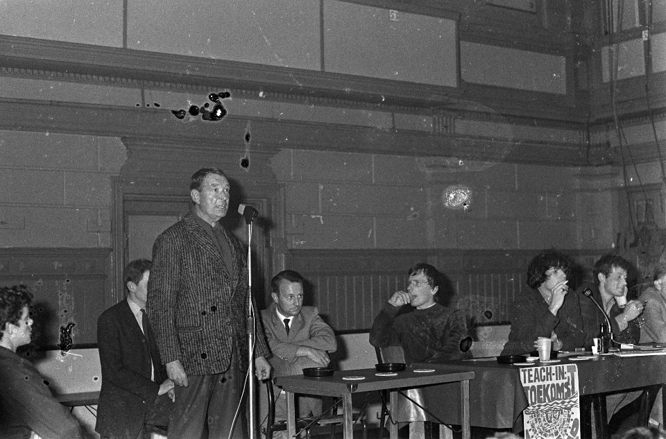 Teach-in over Binnenstad in Frascati. Een van de sprekers was zorger Frans, Bestanddeelnr 920-7655