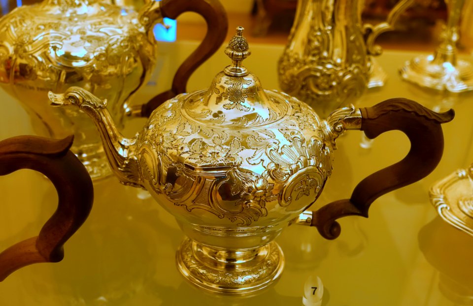 Teapot, by IR, Jose Pereira Ribeiro, Porto, 1768 to . 1784, silver, wood - Museu Nacional de Soares dos Reis - Porto, Portugal - DSC00560