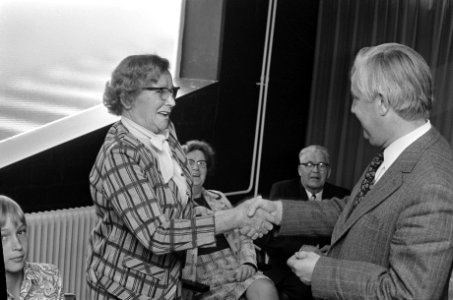 Tante Mart Stroop , die in de oorlog joden hielp, gehuldigd in Joods Cultureel C, Bestanddeelnr 926-7047