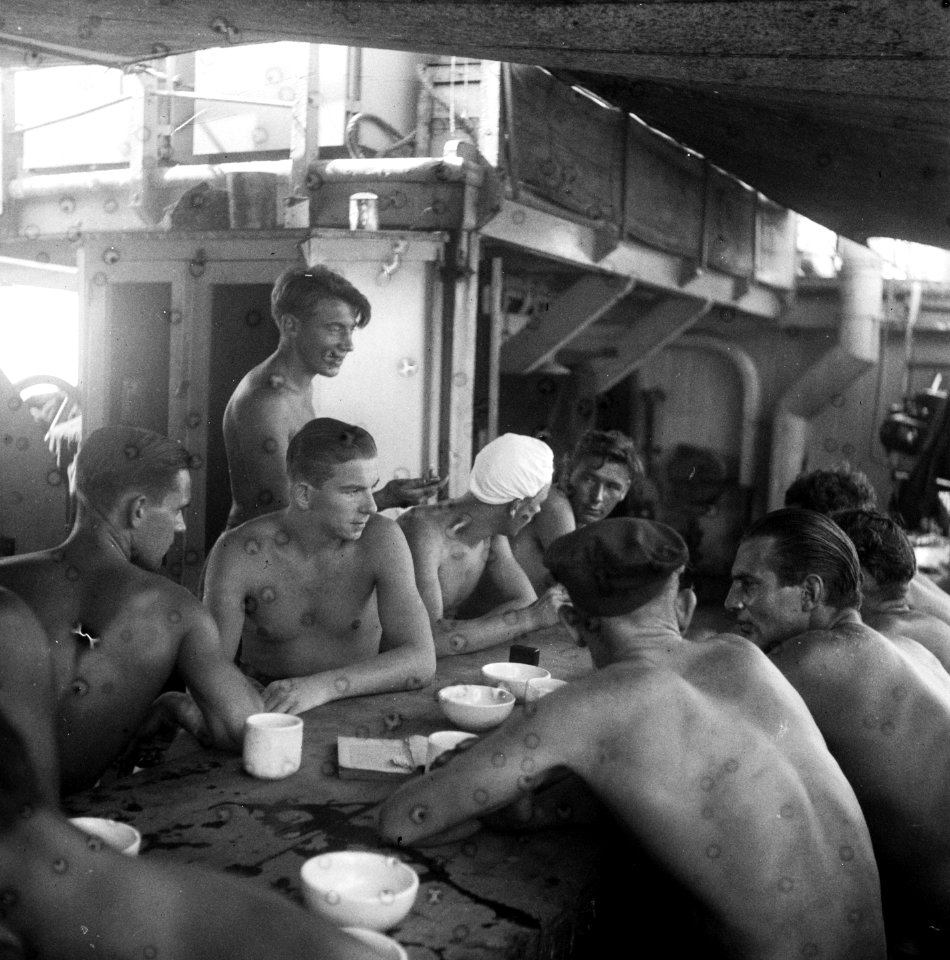 Telefoonkabels leggen op zee. Bemanning tijdens ene pauze, Bestanddeelnr 8042
