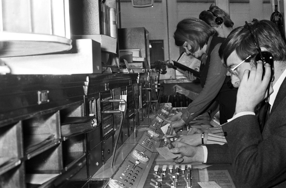 Telefooncentrale (interieur van tele-communicatiegebouw te Amsterdam) telefonist, Bestanddeelnr 922-1051