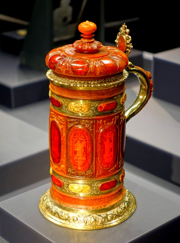 Tankard, perhaps by Georg Schreiber, Konigsberg, Prussia, early 1600s, amber, soapstone, gilt silver - Hessisches Landesmuseum Darmstadt - Darmstadt, Germany - DSC00489