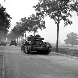 Tankeenheden van de Irish Guards trekken op door de corridor richting Arnhem, Bestanddeelnr 255-9039