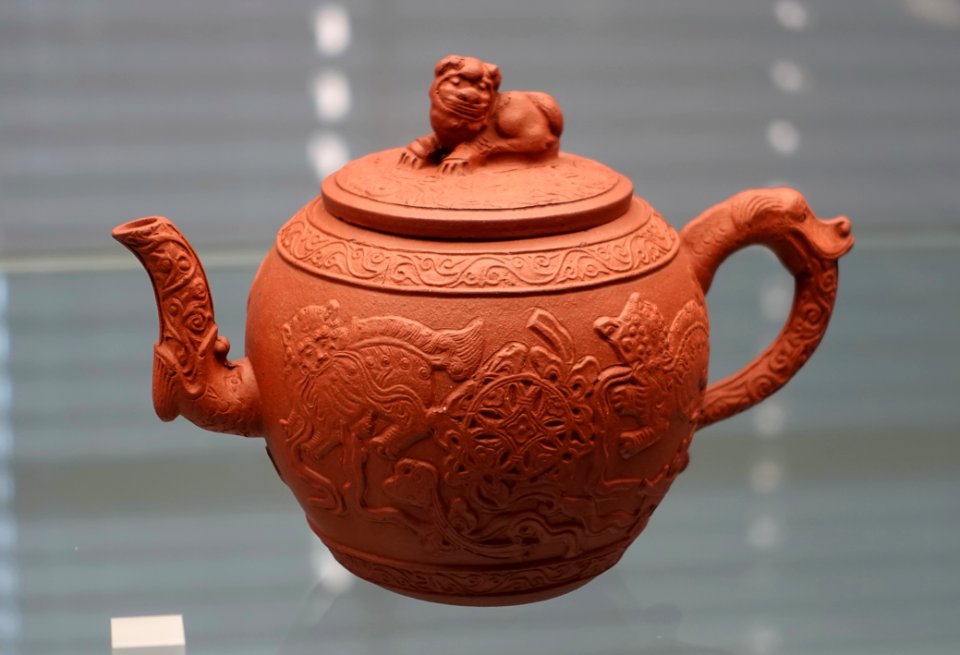 Teapot, England, probably early 1700s, red stoneware - Germanisches Nationalmuseum - Nuremberg, Germany - DSC02617