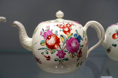 Teapot, decoration in the style of David Rhodes, c. 1770, Queen's ware with enamel colors - Wedgwood Museum - Barlaston, Stoke-on-Trent, England - DSC09542