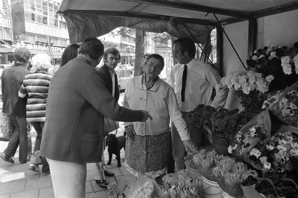Tante Saar 60 jaar met bloemenstal op Rembrandtplein te Amsterdam, Bestanddeelnr 925-7323