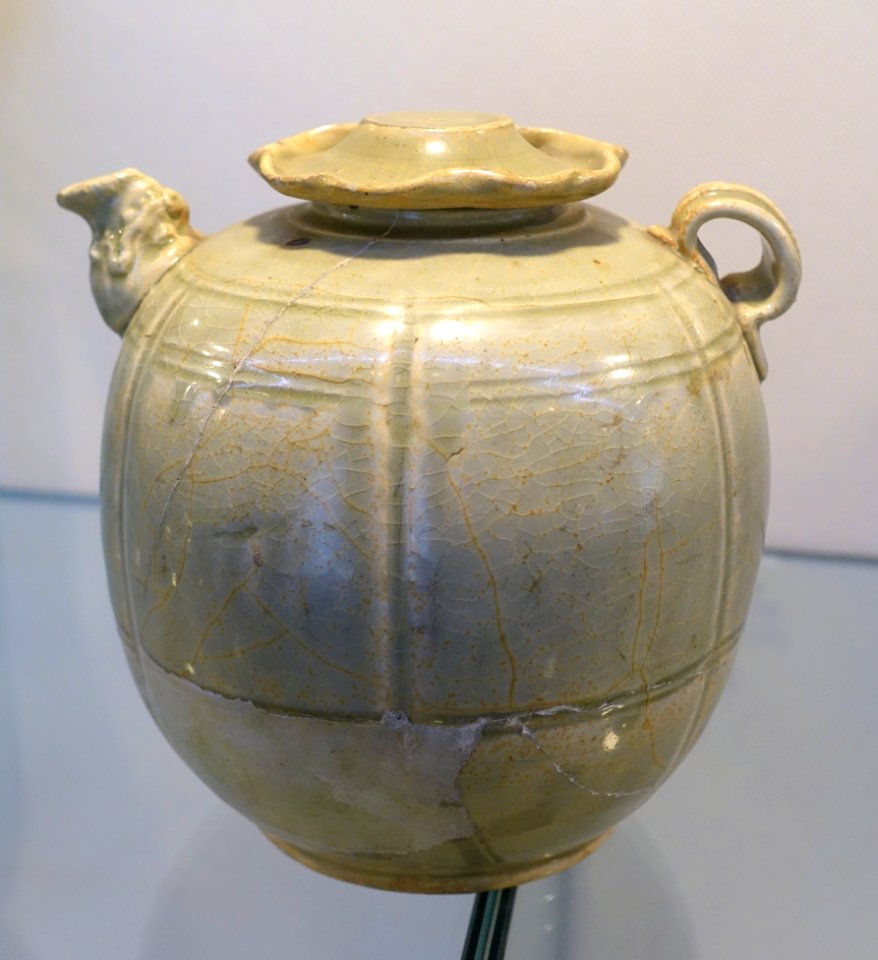 Teapot, celadon glaze ceramic - Lý dynasty, 11th-12th century AD - Vietnam National Museum of Fine Arts - Hanoi, Vietnam - DSC05386