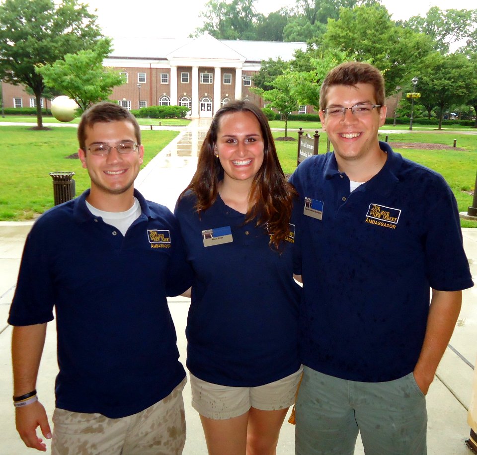TCNJ Campus ambassadors welcome visitors