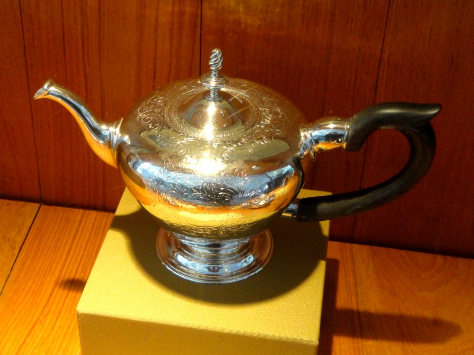Teapot, Daniel Henchman, Boston, c. 1765, silver - Hood Museum of Art - DSC09312