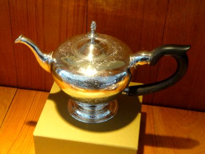 Teapot, Daniel Henchman, Boston, c. 1765, silver - Hood Museum of Art - DSC09312