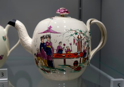 Teapot, c. 1775, Queen's ware with enamel colors - Wedgwood Museum - Barlaston, Stoke-on-Trent, England - DSC09543