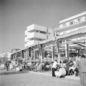 Tel Aviv op sabbatochtend bij een druk bezocht cafe aan de boulevard met met op , Bestanddeelnr 255-1351