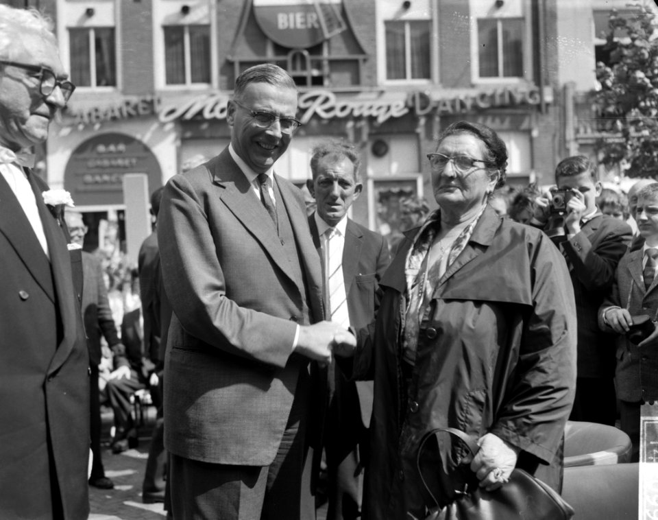 Tante Saars 50 jarig jubileum, burgemeester Van Hall feliciteerd haar, Bestanddeelnr 914-2099