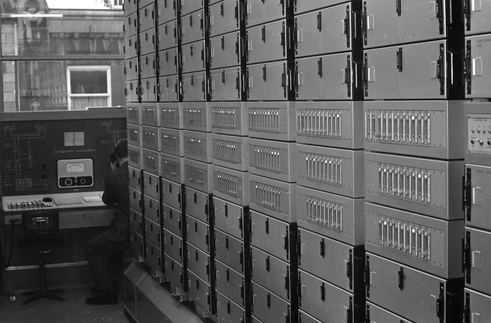 Telefooncentrale (interieur van tele-communicatiegebouw te Amsterdam), Bestanddeelnr 922-1049