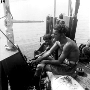 Telefoonkabels leggen op zee. Twee mannen op het dek van een schip bezig met ka, Bestanddeelnr 8035