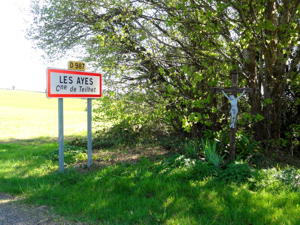 Teilhet (Puy-de-Dôme) wayside cross and city limit signe Les Ayes