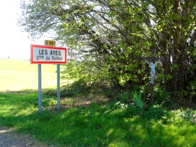 Teilhet (Puy-de-Dôme) wayside cross and city limit signe Les Ayes