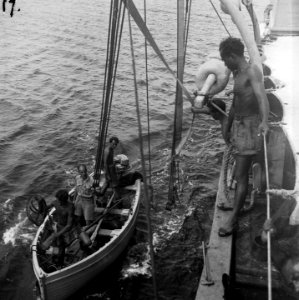Telefoonkabels leggen op zee. Een sloep wordt uitgezet, Bestanddeelnr 8038