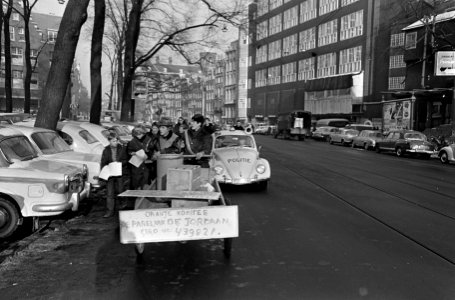Tegen alle Oranje-comitees, Rob Stolk en zijn groep met bakfiets op Nieuwezijdsv, Bestanddeelnr 918-6945