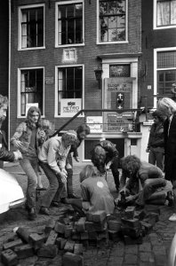 Tegenstanders van metrobouw spijkeren voordeur van huis van wethouder Han Lammer, Bestanddeelnr 927-4361