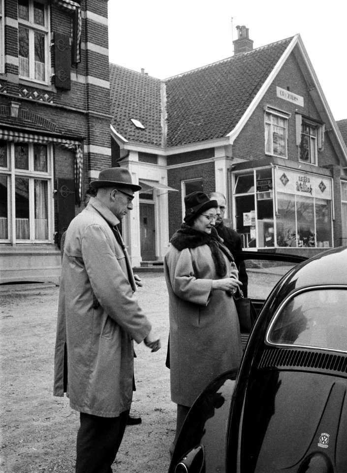 Tante Lotte in Oosterbeek aangehouden, Bestanddeelnr 914-9603