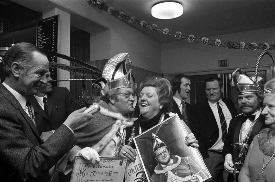 Tante Leen uitgeroepen tot Keizerin van de Jordaan , Prins Carnaval Johnny de Ee, Bestanddeelnr 925-3442
