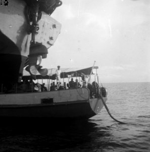 Telefoonkabels leggen op zee. De achterplecht van het schip, Bestanddeelnr 8037