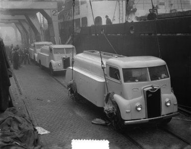 Tankauto voor Indonesie inladen aan boord Ms. Mermidon, Bestanddeelnr 906-1364