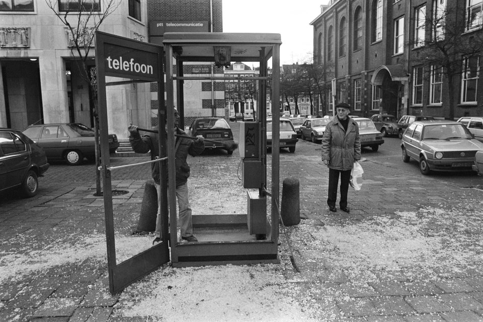 Telefooncel opgeblazen in de Pieter de Hoochstraat in Amsterdam, Bestanddeelnr 933-8495
