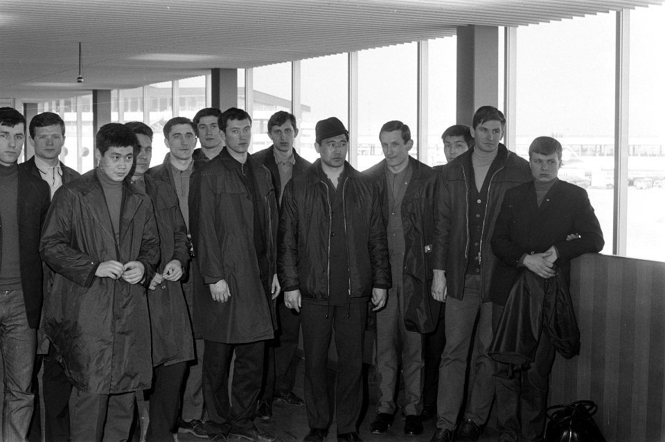 Team met de Russische volleybalkampioen Burevestnik op Schiphol, Bestanddeelnr 923-4557