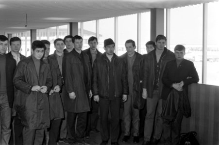 Team met de Russische volleybalkampioen Burevestnik op Schiphol, Bestanddeelnr 923-4557