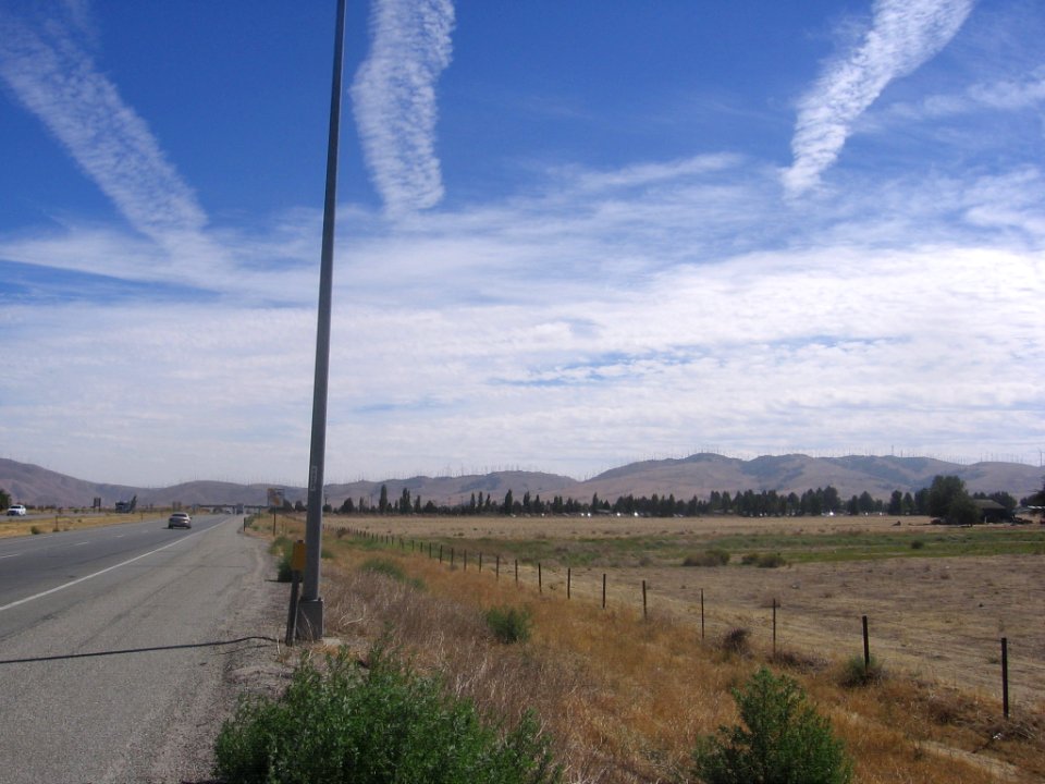 Tehachapi Pass Wind Farm from SR 58 2101 02