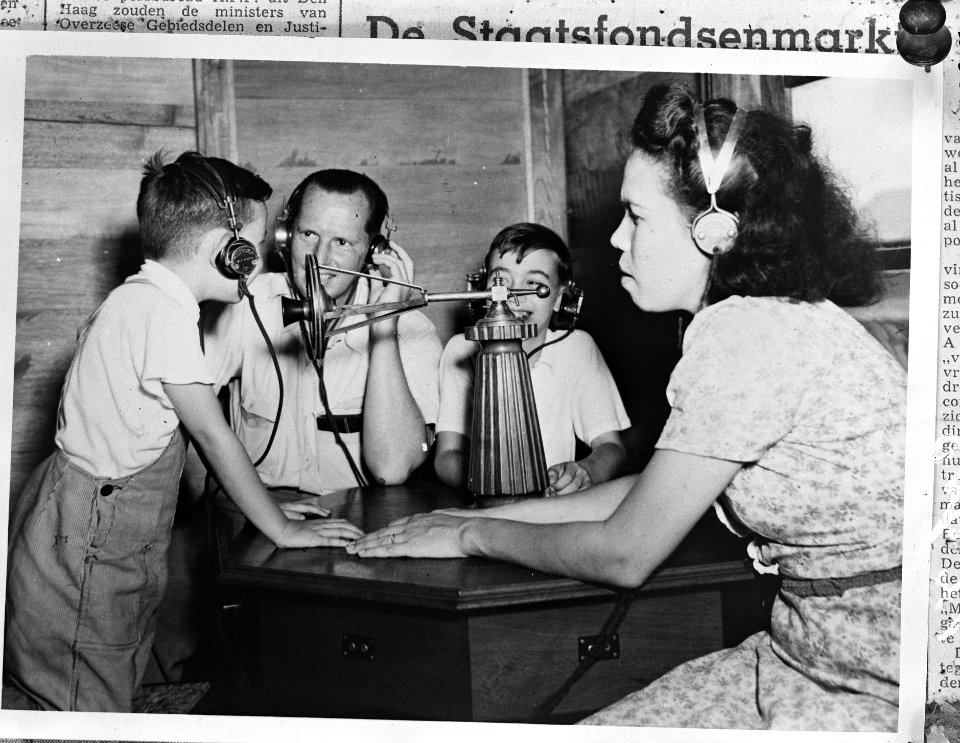 Telefoon familiegesprek met Nederland, Bestanddeelnr 902-0671