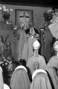 Tegenpaus Clemens XV in kapel in Amsterdam, opdracht Trouw, Bestanddeelnr 925-9586