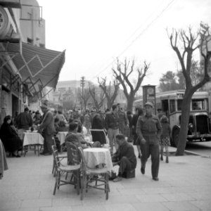 Tel Aviv Schoenpoetser in aktie op een cafeterras Bij een bushalte staat een a, Bestanddeelnr 255-1322