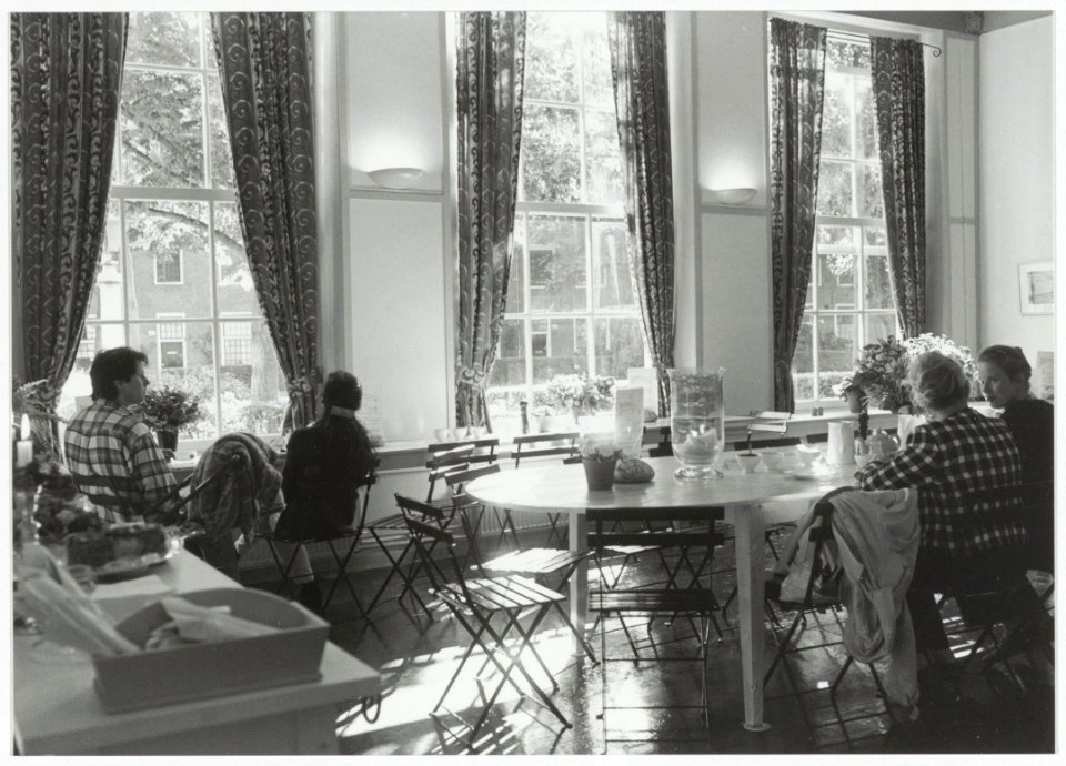 Tante's theesalon met zicht op het Proveniershofje. NL-HlmNHA 54036484