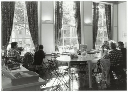 Tante's theesalon met zicht op het Proveniershofje. NL-HlmNHA 54036484